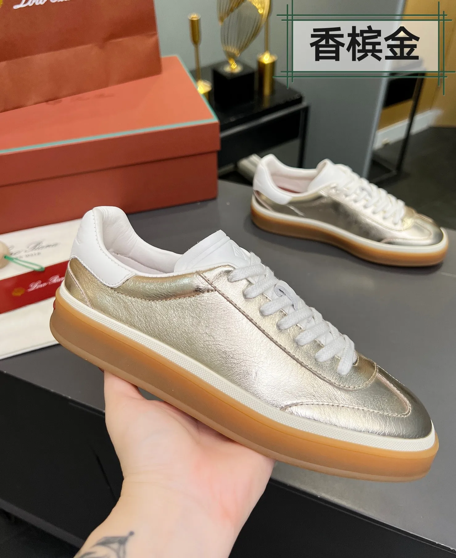 Men's shoes 💰600 purchasing agent, high version 🦅⛳️ Italy [Loro Piana] Tennis walk series LP couple's moral training shoes casual sports shoes sneakers 🎁🎁 Original purchase development and production This new suede tennis shoe adopts an ultra-low design, suitable for wearing all year round 👫👫 The wrapped sole creates an effortlessly attractive color combination that harmoniously blends functionality with understated style, making it the ideal shoe for urban wear. Soft calfskin tongue with Kummel color insert at the heel, cotton lace upper with embossed LP logo, cowhide suede sole, rubber-lined calfskin ✦Upper: imported first-layer cowhide➕customized original cowhide ✦lining: cowhide lining➕cowhide insole ✦sole: original molded TPR ultra-light outsole ✦packaging: original complete package ✦Female size: 35--40 ✦Male size: 39--45